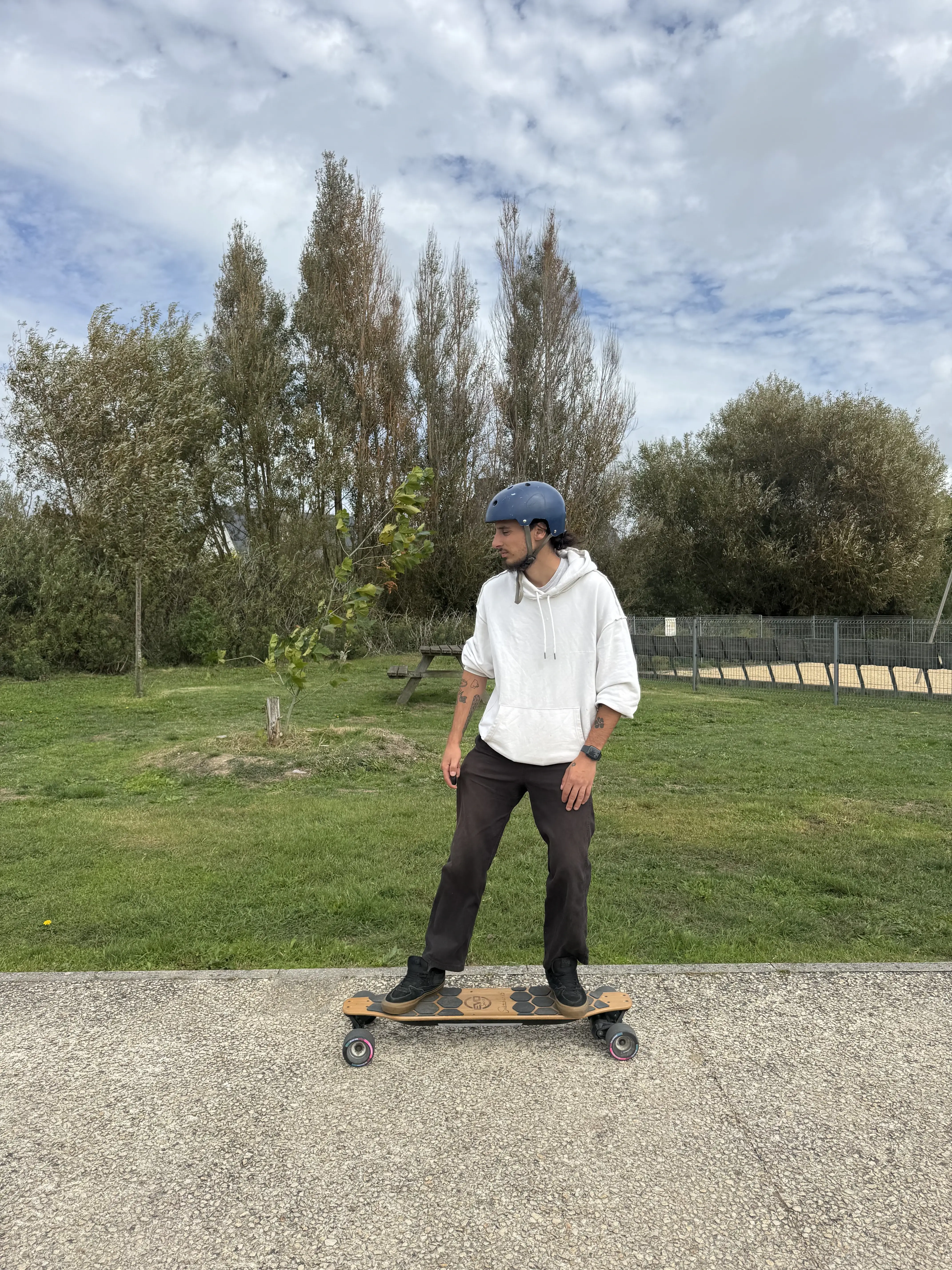 Frenar en skate eléctrico