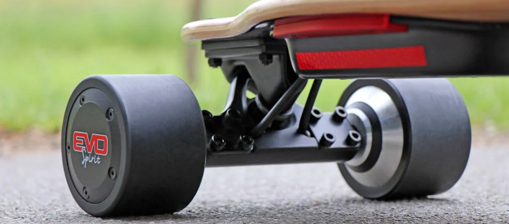 Lexique des composants du skateboard électrique Illustration d'un skateboard électrique avec des composants étiquetés