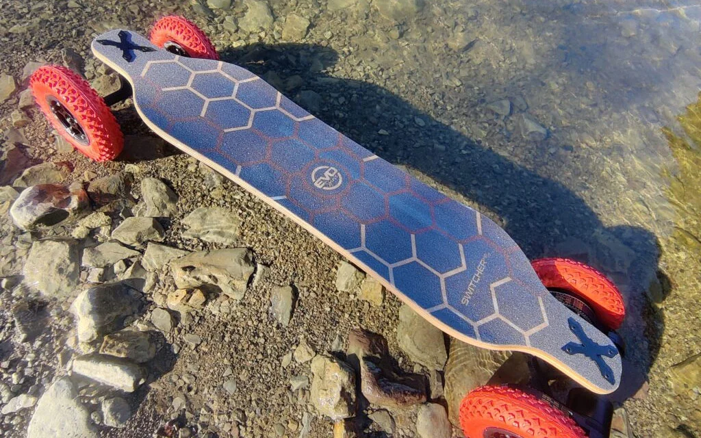 Skateboard électrique mouillé après une averse