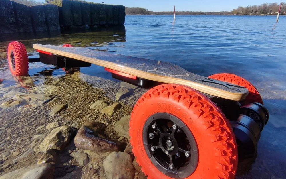 Skateboard électrique mouillé après averse